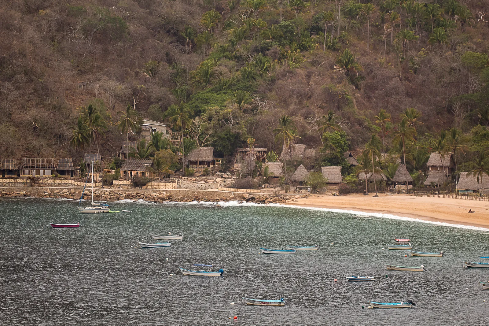 El pueblo de Chimo visto desde el mar, con las lanchas fondeadas frente a la playa
