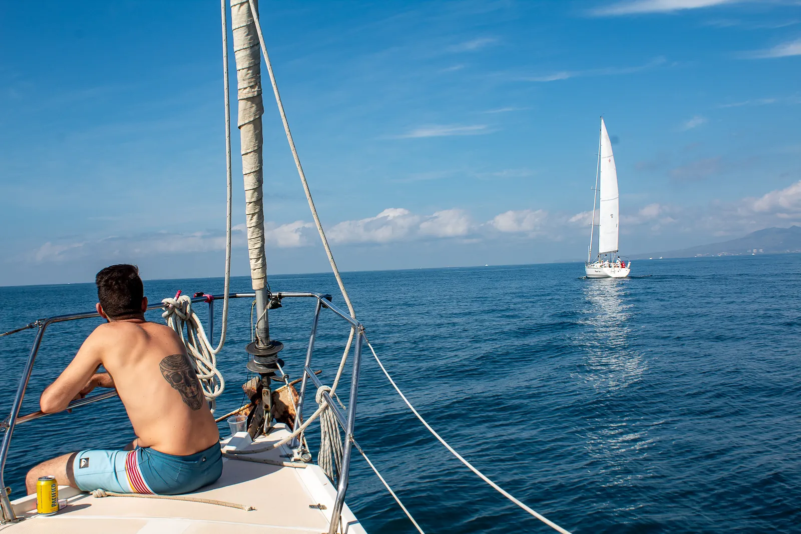 Un velero navegando la costa sur de la Bahía de Banderas