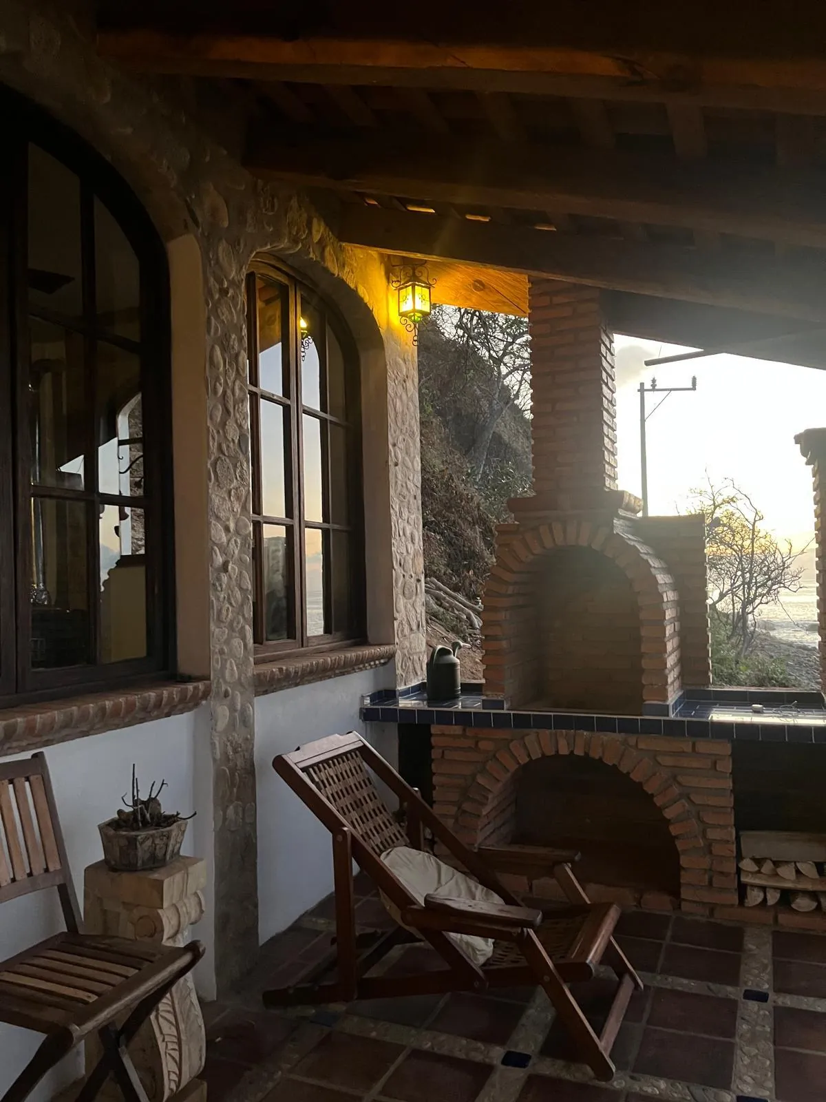 Terraza de Villa Chimo con horno de leña de ladrillo al atardecer